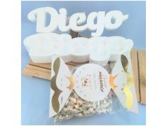 Scritta portaconfetti in polistirolo con confetti incartati