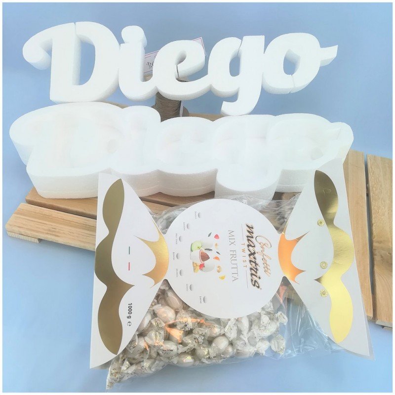 Scritta portaconfetti in polistirolo con confetti incartati