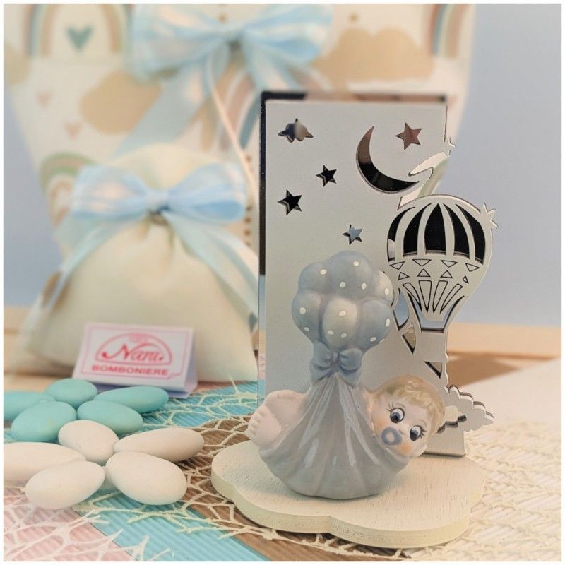 Bambino in fasce diClaraluna su targa con cuoricino