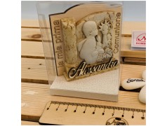 Bambino in preghiera Davanti al Calice della prima Comunione