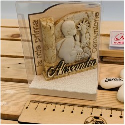 Bambino in preghiera Davanti al Calice della prima Comunione