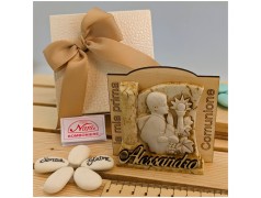 Bambino in preghiera Davanti al Calice della prima Comunione