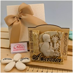 Bambino in preghiera Davanti al Calice della prima Comunione