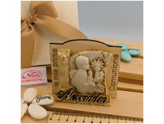 Bambino in preghiera Davanti al Calice della prima Comunione