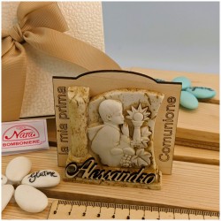 Bambino in preghiera Davanti al Calice della prima Comunione