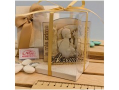 Bambino in preghiera Davanti al Calice della prima Comunione