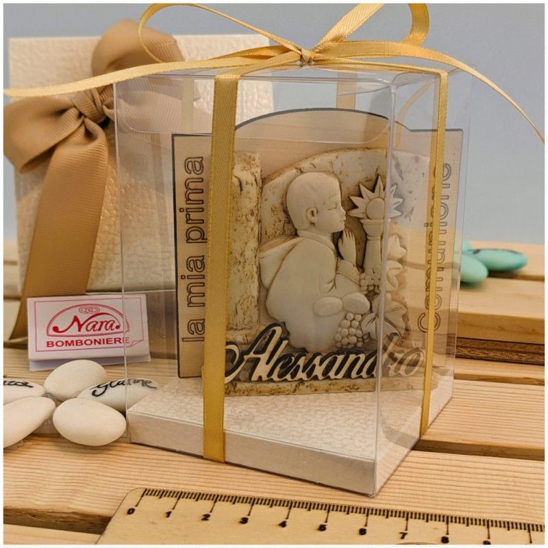 Bambino in preghiera Davanti al Calice della prima Comunione