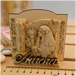 Bambina in preghiera Davanti al Calice della prima Comunione