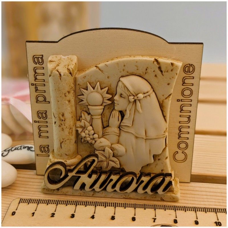 Bambina in preghiera Davanti al Calice della prima Comunione