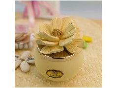 Candele Bomboniere con fiore di Capodimonte giallo