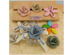 Rosa in porcellana su scatolinain plex