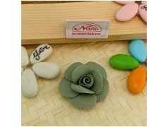 Rosa in porcellana su scatolinain plex