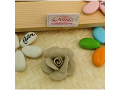 Rosa in porcellana su scatolinain plex