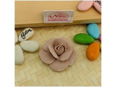 Rosa in porcellana su scatolinain plex