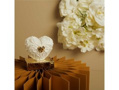 Bomboniera Claraluna 2026 Cuore Bassorilievo 26263 con cuore oro