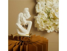 Bomboniera claraluna 2026 Coppia Innamorati 26266 con base oroargento 26266