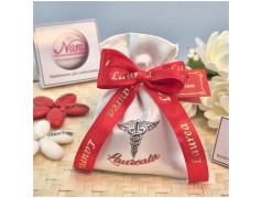 Bomboniera Laurea Farmacia e Medicina sacchettino bianco con caduceo