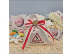 Bomboniera Pensione Attraversamento pensionato Sacchettino con Iniziale