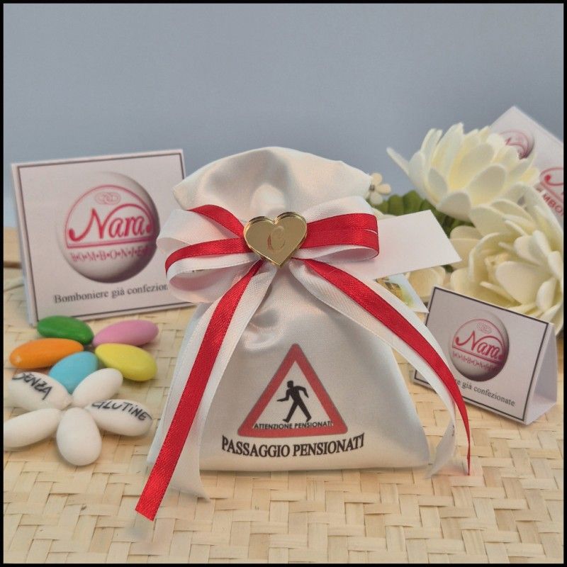 Bomboniera Pensione Attraversamento pensionato Sacchettino con Iniziale