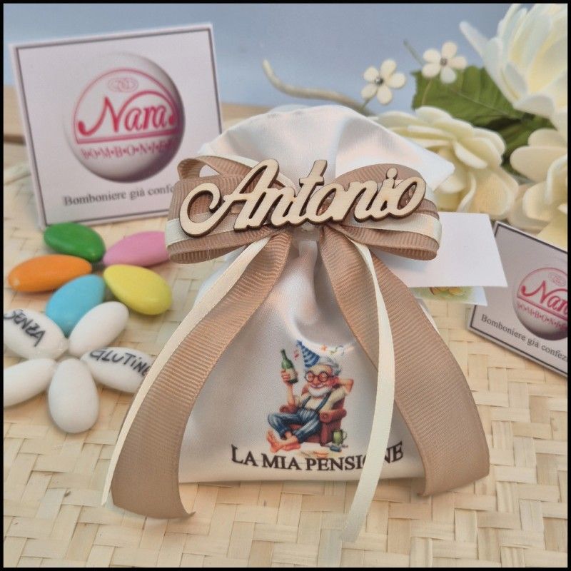 Sacchetto con Pensionato che brinda da seduto