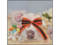 Sacchettino per pensionato seduto sulla poltrona che legge un libro