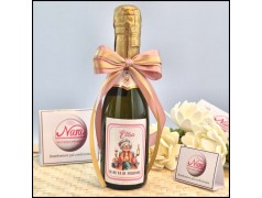 Mini prosecco con Pensionata che sorseggia seduta