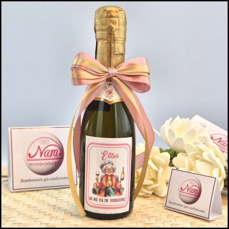 Mini prosecco con Pensionata che sorseggia seduta