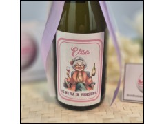 Mini prosecco con Pensionata che sorseggia seduta