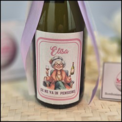 Mini prosecco con Pensionata che sorseggia seduta