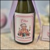 Mini prosecco con Pensionata che sorseggia seduta