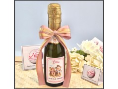 Bomboniera Pensione prosecco con due Pensionate amiche in relax