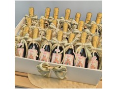 Mini prosecco con Pensionata che sorseggia seduta