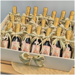 Mini prosecco con Pensionata che sorseggia seduta