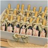 Mini prosecco con Pensionata che sorseggia seduta