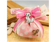 Bomboniera Battesimo o nascita Bambina Calamita a tema Minù Aristogatti