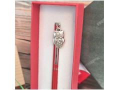 Bomboniera Laurea Penna Rossa con Applicazione Gufo Laureato ingrandimento