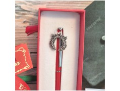 Bomboniera Laurea Penna Rossa con Ciondolo Corona d'Alloro