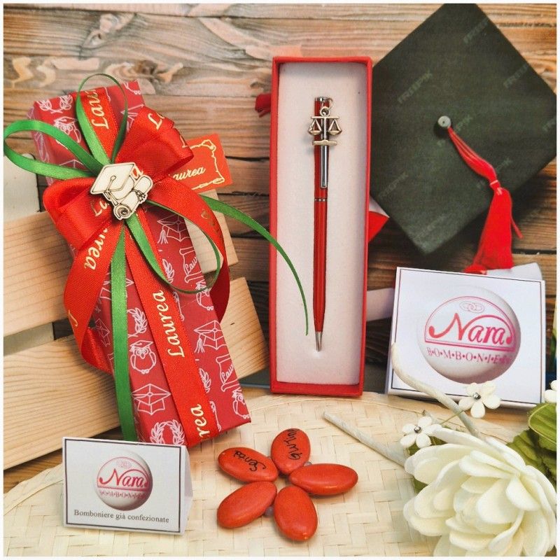 Bomboniera Laurea Giurisprudenza Penna Rossa con Ciondolo Bilancia