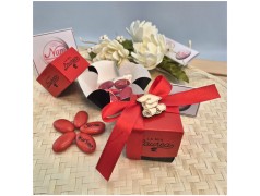 Bomboniera Laurea Scatolina Portaconfetti Rossa con Tocco in Legno (Ideale Segnaposto)