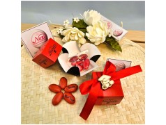 Bomboniera Laurea Scatolina Portaconfetti Rossa con Tocco in Legno (Ideale Segnaposto)