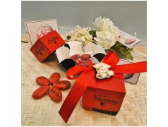 Bomboniera Laurea Scatolina Portaconfetti Rossa con Tocco in Legno (Ideale Segnaposto)