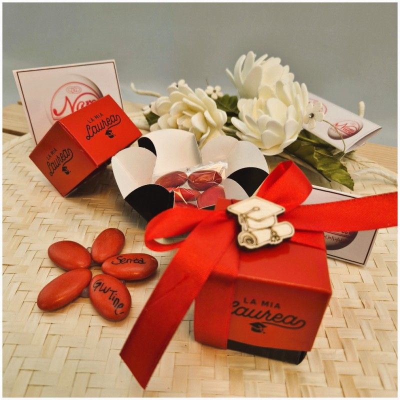 Bomboniera Laurea Scatolina Portaconfetti Rossa con Tocco in Legno (Ideale Segnaposto)