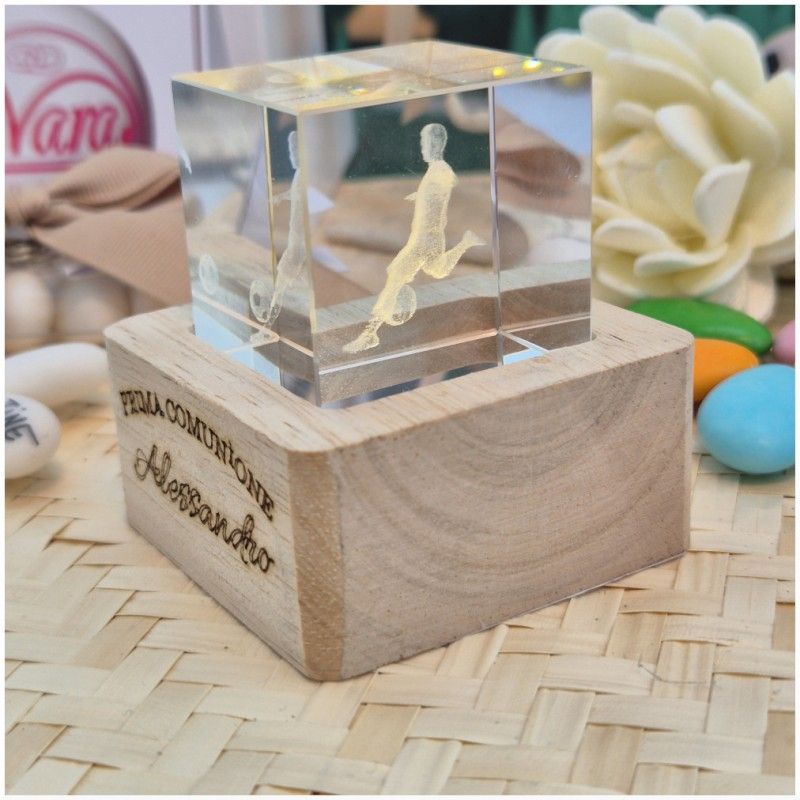 Bomboniera Calcio Lampada Cubo 3D calciatore - Base Led e Incisione Nome INCLUSA
