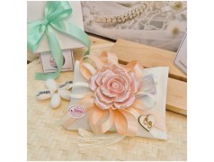 Bomboniera Matrimonio Cuscino Profumato con Rosa in Porcellana Rosa Cipria