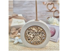 Bomboniera Matrimonio Profumatore Tondo in Pietra con Nomi degli Sposi Intagliati in Legno