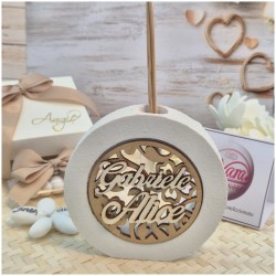 Bomboniera Matrimonio Profumatore Tondo in Pietra con Nomi degli Sposi Intagliati in Legno