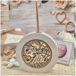 Bomboniera Matrimonio Profumatore Tondo in Pietra con Nomi degli Sposi Intagliati in Legno