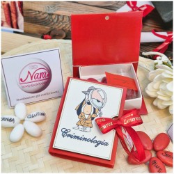 Bomboniera Laurea Criminologia Scatolina Libro con Cane Detective