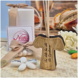 Bomboniera Comunione e Cresima Profumatore Tau in Legno con Frase Capolavoro