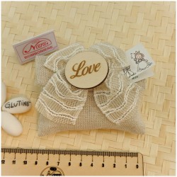 Bomboniera Matrimonio Sacchetto Shabby Chic in Juta e Pizzo con Iniziali in Legno